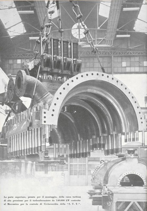 p. 20 ( quarta di copertina), la parte superiore, in fase di montaggio, della cassa turbina di alta pressione per il turboalternatore da 140000 kW costruito allo stabilimento Meccanico di Sampierdarena per la centrale di Civitavecchia "S.T.T."